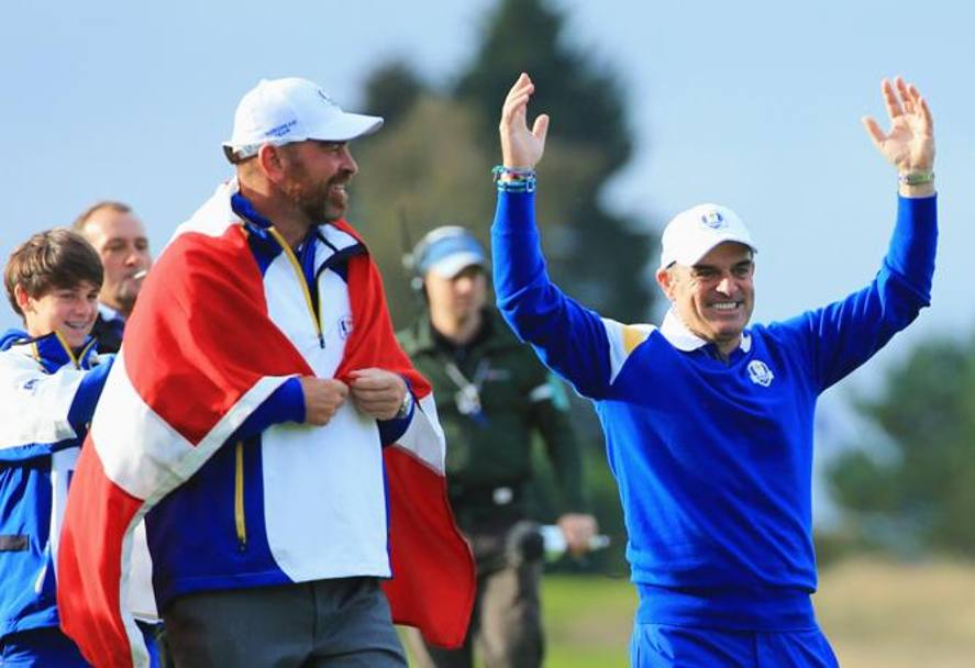 Il capitano dell&#39;Europa Paul McGinley esulta con o Thomas Bjorn as Europe won the Ryder Cup on the 15th hole 